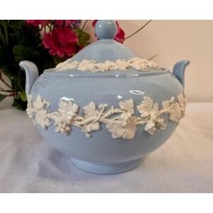 Wedgwood blue‎ jasperware sugar bowl grapevine relief English vintage pottery